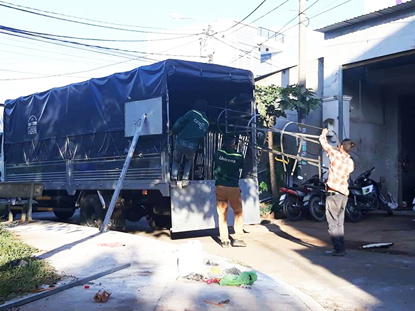 Hình ảnh quá trình vận chuyển bốc xếp lên xe của Vận tải Thành Đạt